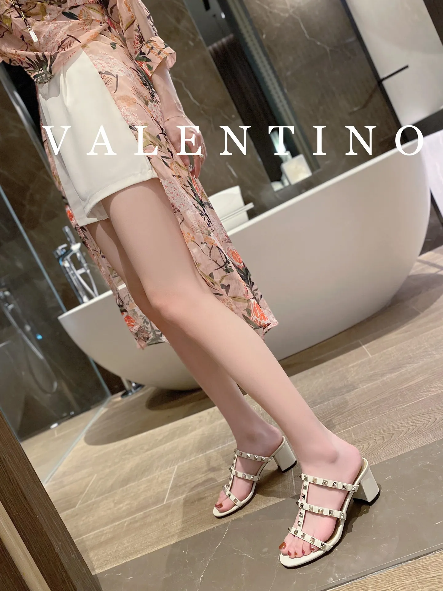 👟👟Ex-factory price 440👟👟 High-end quality 𝑉𝐴𝐿𝐸𝑁𝑇𝐼𝑁𝑂 Valentino ♡ͥ | Level🔍 The classic King flip flops are also so beautiful. The textured hardware brings out a full sense of luxury. After putting it on my feet, I was shocked that my feet looked slimmer! The new season lives up to expectations! Worth buying ★Imported cowhide is absolutely high-grade ❥Original method is absolutely sensual ❥Elegant style creates a different feeling🙈 Simple temperament style!  ♡ show bdetails ———————————— ⊿▸: Size｜35-40 (customized at 40.41.42) ⊿▸: Material｜Imported cowhide ⊿▸: Material | Padded sheepskin ���▸: Material | Italian🇮🇹 genuine leather outsole ⊿▸: Heel height｜6cm